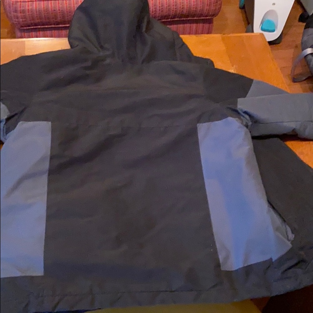 A coat - Picture 3 of 5